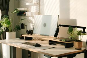 Jak skutecznie zorganizować przestrzeń do pracy w domu dla lepszej produktywności